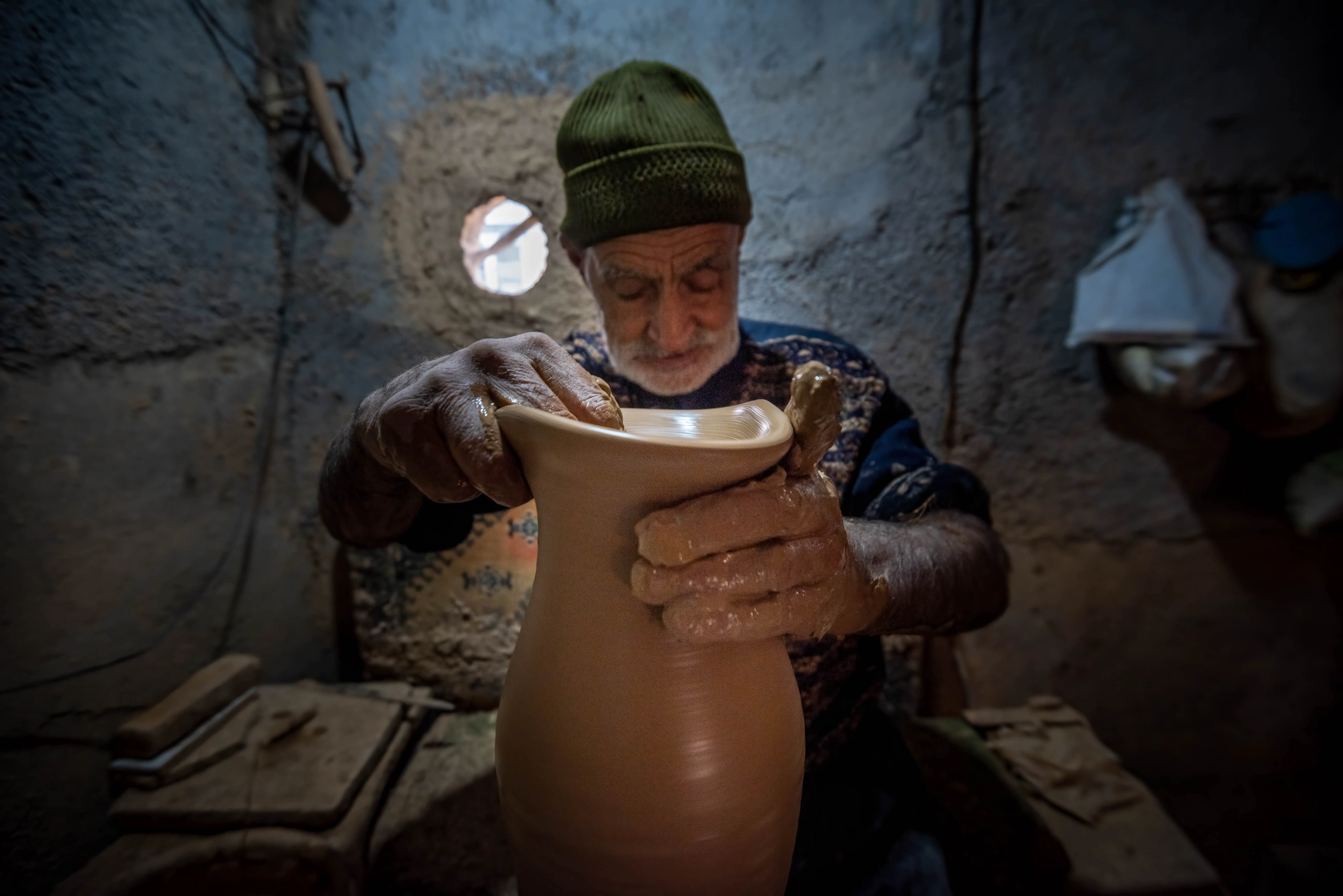 {"en":"An artisan at a traditional pottery workshop in Lalejin, Hamedan Province, Iran, shaping clay on a potter's wheel to create unglazed ceramic vessels. Photograph by Mohammad Ataei.","fa":"یک صنعتگر در کارگاه سفالگری سنتی در لالجین، استان همدان، ایران، در حال شکلدهی گل روی چرخ سفالگری برای ساخت ظروف سفالی خام، عکس از محمد عطایی."}